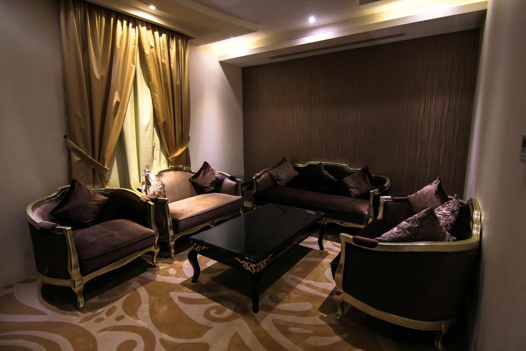 Rest Night Serviced Apartments- Alhamra Рияд Стая снимка A living room in a hotel