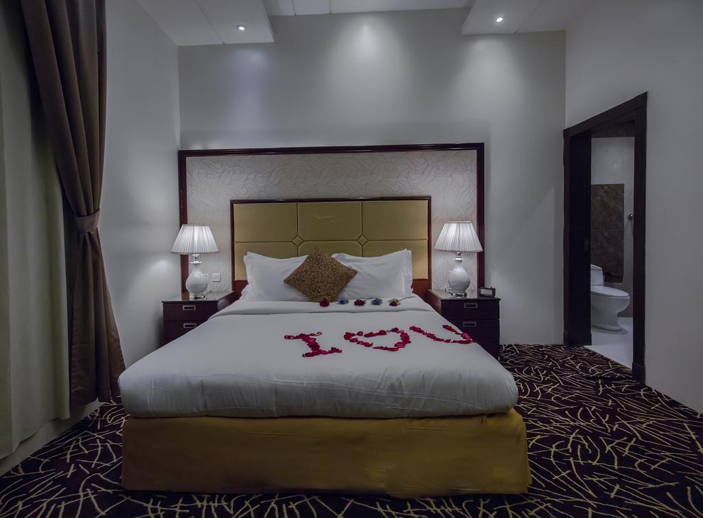 Rest Night Serviced Apartments- Alhamra Рияд Екстериор снимка A bedroom in the hotel