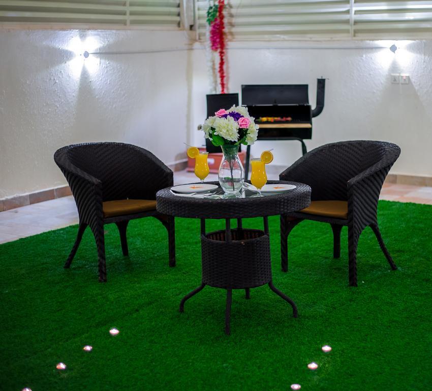 Rest Night Serviced Apartments- Alhamra Рияд Екстериор снимка Artificial grass in a hotel